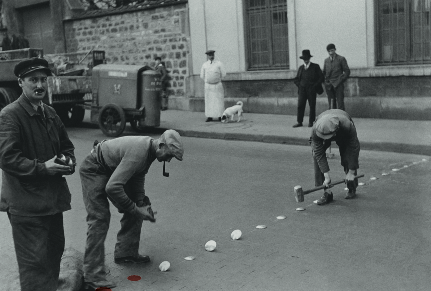 ON TRAVERSE DANS LES CLOUS ! A Paris, en 1932, ces ouvriers installent un passage clouté pour les piétons.